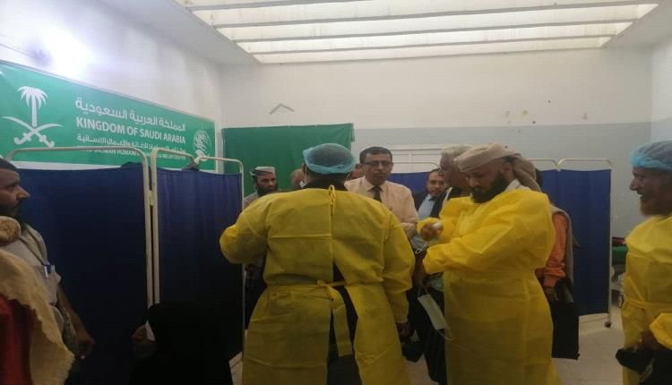 وكيل وزارة الصحة ومدير عام صحة لحج يدشنان المخيم الجراحي للعيون بمديرية طور الباحة