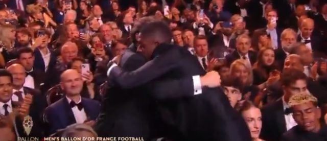 صور.. رد فعل رافينيا ولامين على تتويج ديمبلي بالكرة الذهبية