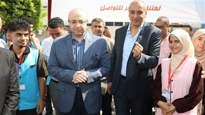 لفتة إنسانية من محافظ بني سويف أثناء زيارته لإحدى المصانع.. وعد عروسين من الصم والبكم بحضور فرحهما - الخليج الان