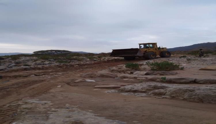 السلطة المحلية بمديرية رضوم تشكر رجل الأعمال الشيخ بن عفيف على إصلاح طريق عقبة عتوك