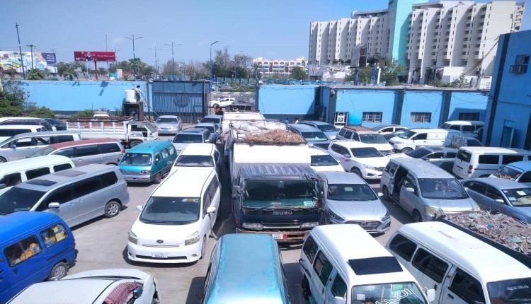 حملة صارمة على المركبات المخالفة ضمن إجراءات شرطة السير عدن