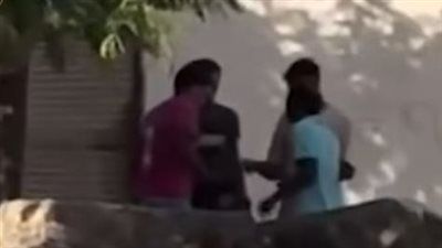 القبض على 5 شباب ظهروا في فيديو يتداولون المواد المخدرة في المقطم - الخليج الان