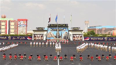 القائد العام للقوات المسلحة يشهد حفل تخرج الدفعة (168) من كلية الضباط الإحتياط - الخليج الان