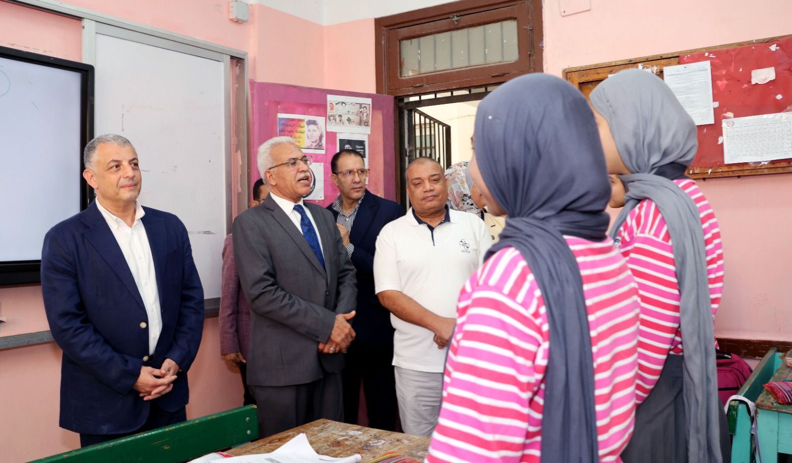 انطلاق العام الدراسي الجديد بالإسماعيلية.. المحافظ يتفقد المدارس ويؤكد: الغياب مرفوض والتعليم أساس نهضة الأمم - الخليج الان