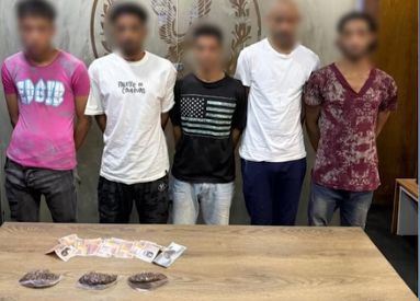 القبض على 5 شباب ظهروا في فيديو يتداولون المواد المخدرة في المقطم - الخليج الان