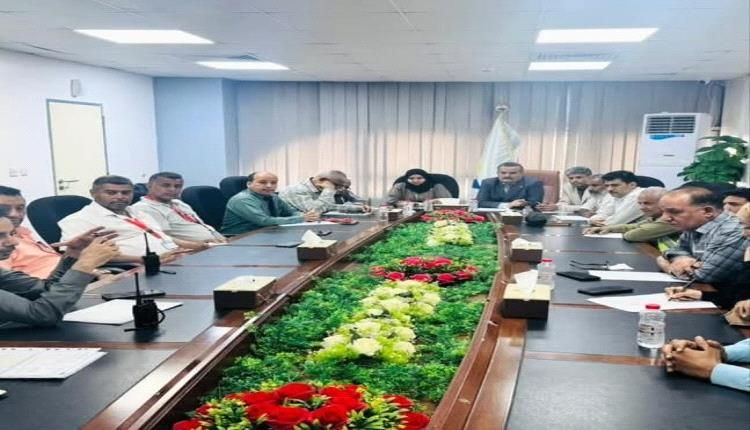 مطار عدن الدولي يعقد اجتماعًا مع شركات الطيران لتعزيز سلامة التشغيل وتسهيل الخدمات