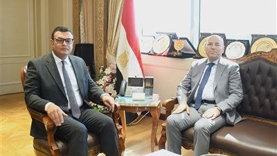 وزير الإسكان يستعرض مع محافظ القاهرة الموقف التنفيذي لعدد من المشروعات - الخليج الان