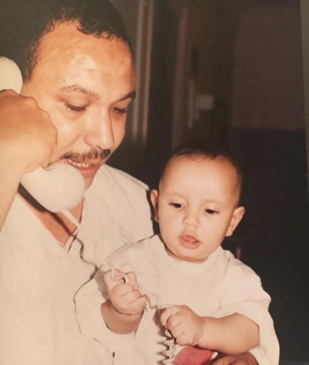 أحمد خالد صالح يرثي والديه بكلمات مؤثرة: لي أم وأب يعادلان وزن الأرض - الخليج الان