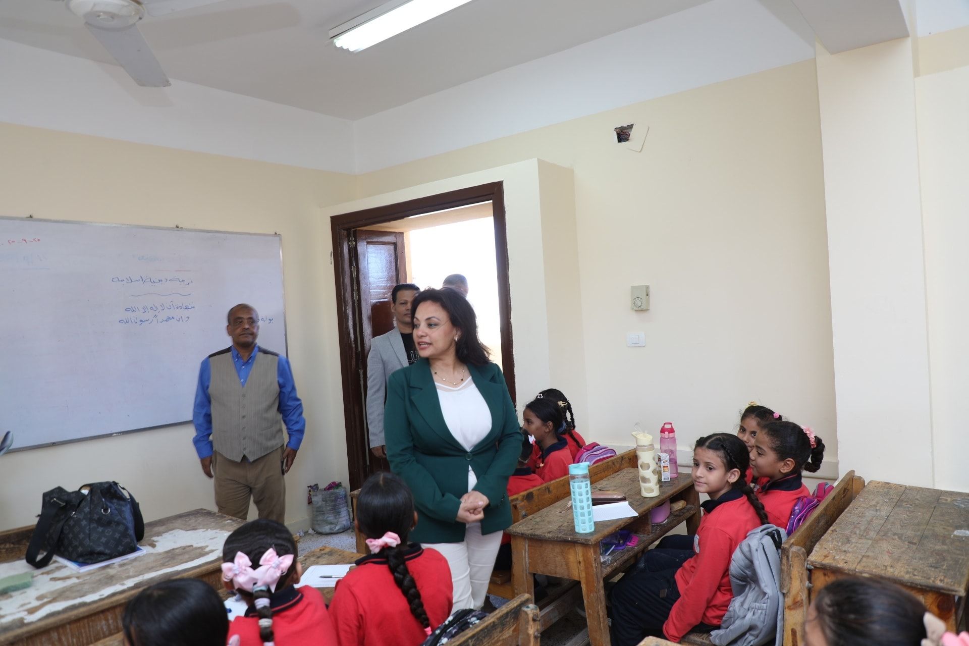 نائب محافظ البحر الأحمر تتفقد سير العملية التعليمية ببعض مدارس الغردقة - الخليج الان