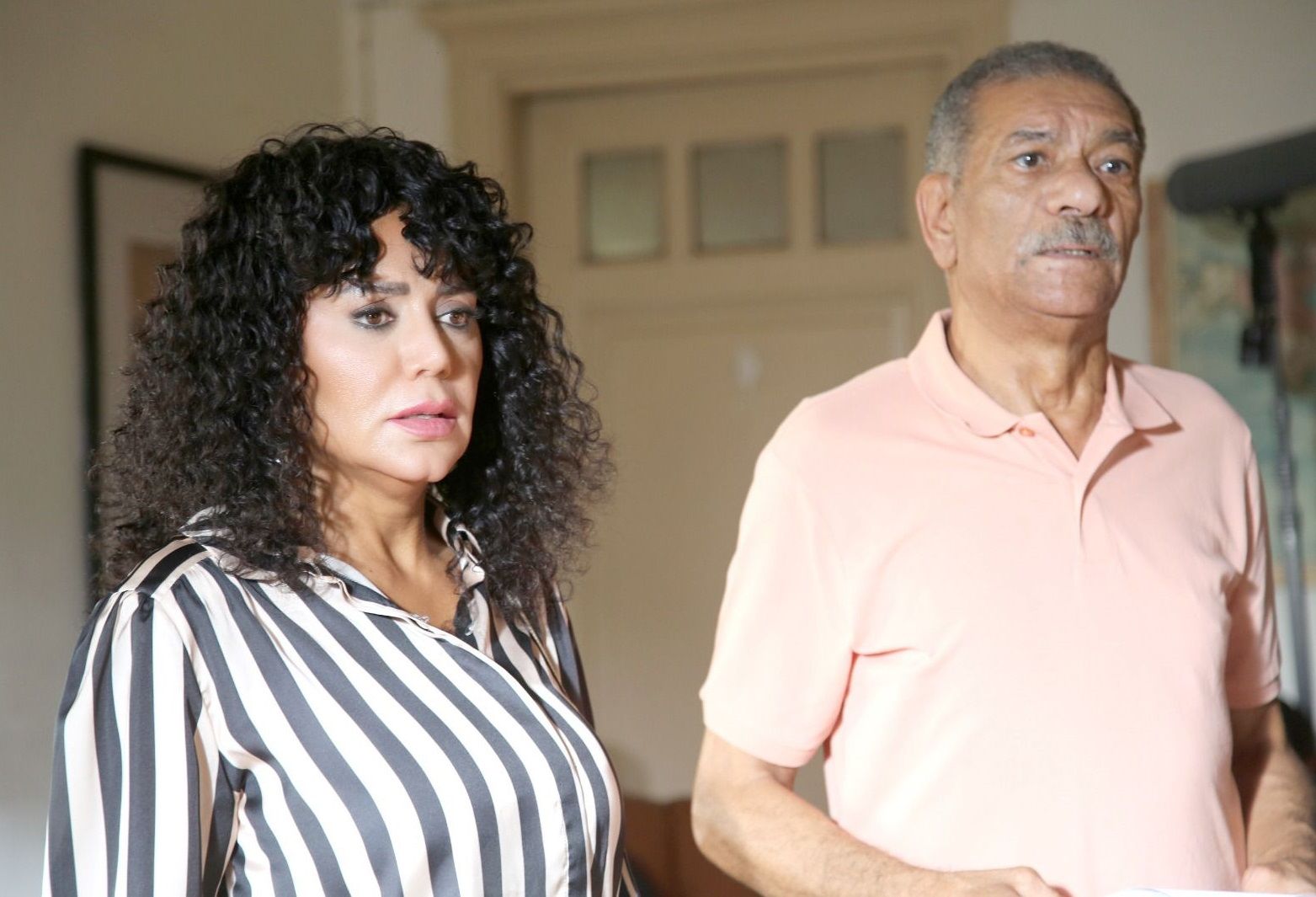 يناقش قضية النصب الإلكتروني.. صور جديدة من كواليس مسلسل لينك لـ رانيا يوسف - الخليج الان