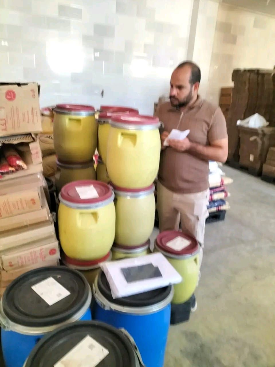 ضبط ٨ طن مواد غذائية مجهولة المصدر بمدينة العاشر من رمضان - الخليج الان