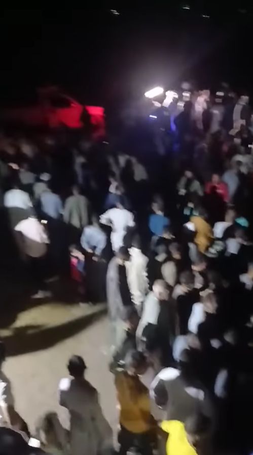 سقوط سيارة نصف نقل من أعلي عوامه بنهر النيل بمركز ابوقرقاص جنوب المنيا - الخليج الان