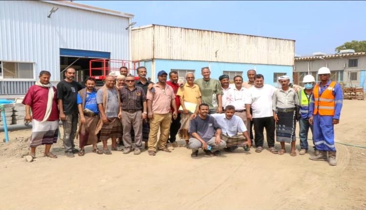 مدير مياه عدن واللجان المجتمعية بخورمكسر ينفذون زيارة ميدانية لمشاريع المياه والصرف الصحي بالمديرية