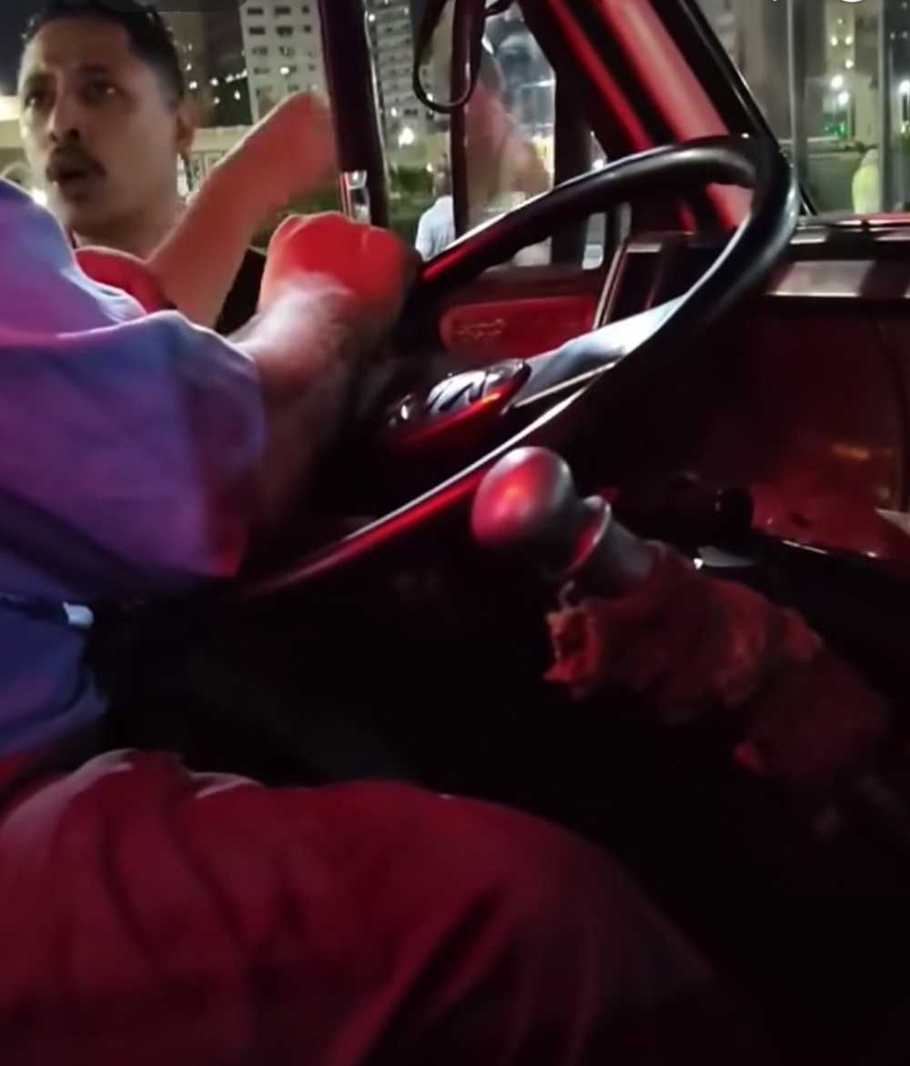 شاب يهدد سائق “ميكروباص” بالإسكندرية بتكسير السيارة وسائقها.. والسبب “ضربوا الولد”