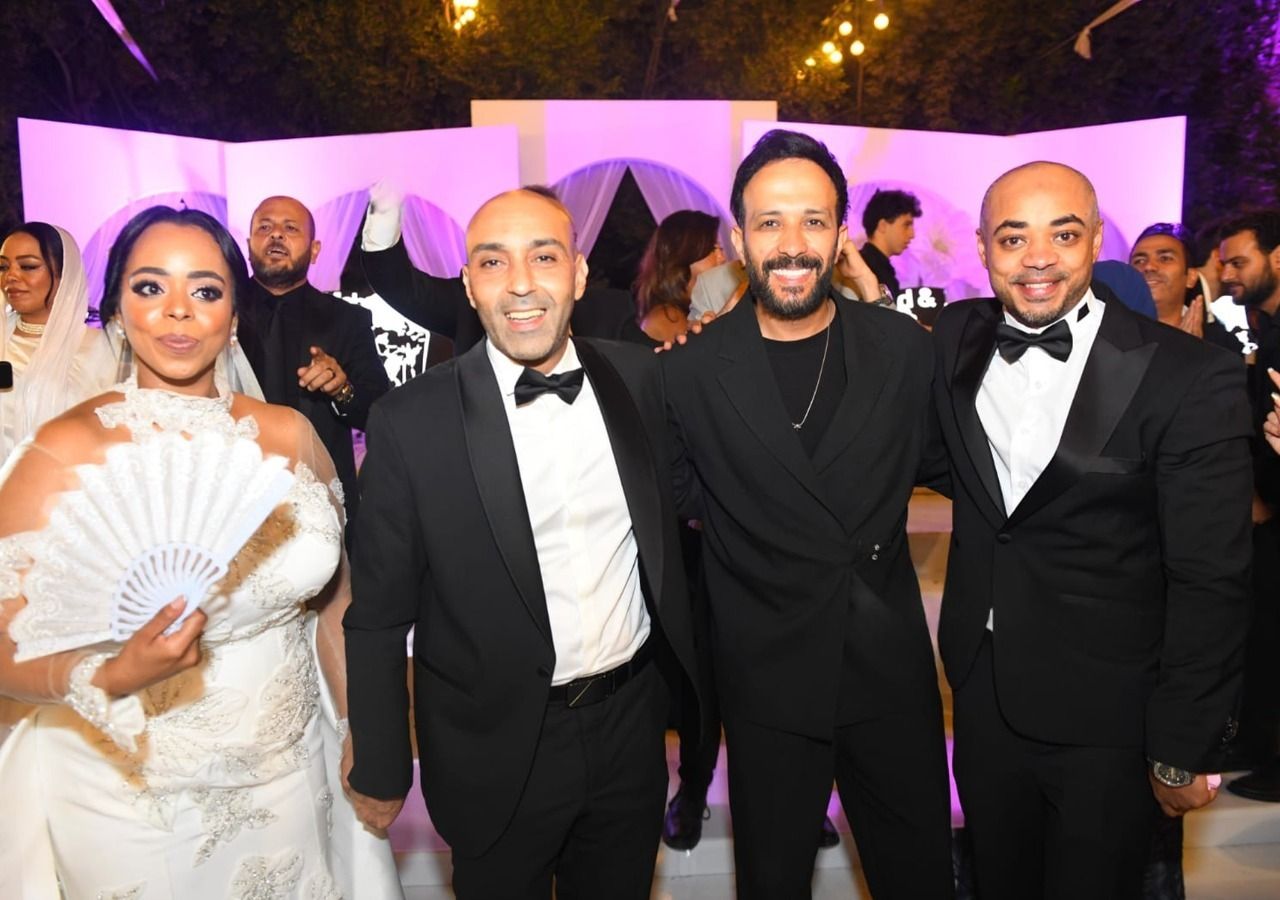 بالصور.. محمد منير يحتفل بعقد قران ابنة شقيقته بحضور نجوم الفن - الخليج الان