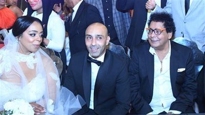 بالصور.. محمد منير يحتفل بعقد قران ابنة شقيقته بحضور نجوم الفن - الخليج الان