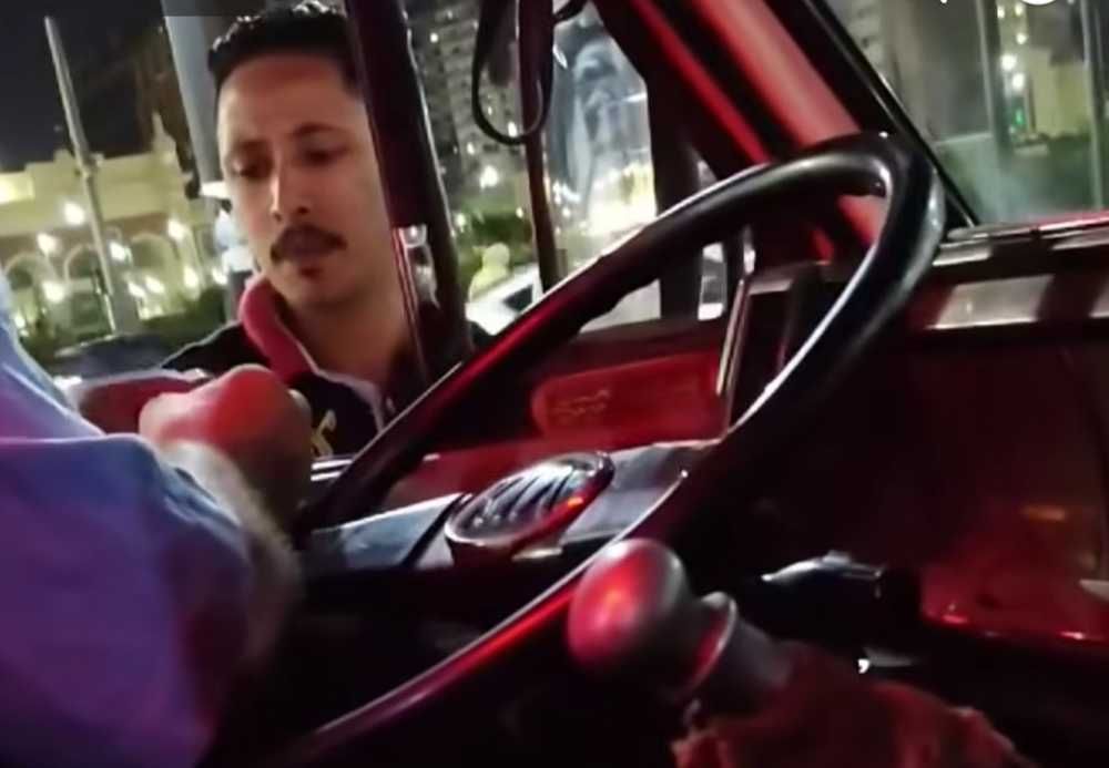 شاب يهدد سائق “ميكروباص” بالإسكندرية بتكسير السيارة وسائقها.. والسبب “ضربوا الولد”