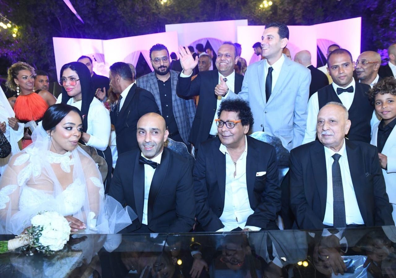 بالصور.. محمد منير يحتفل بعقد قران ابنة شقيقته بحضور نجوم الفن - الخليج الان