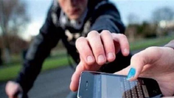 إخلاء سبيل شخصين متهمين بسرقة هاتف سيدة وابتزازها في ميدان الجيزة