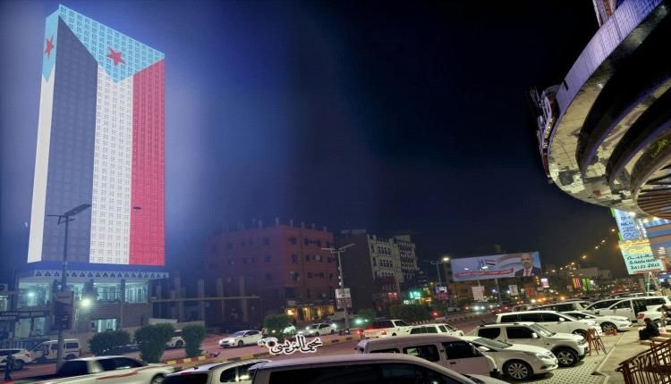 شاشة إلكترونية عملاقة تثير الجدل بالعاصمة عدن