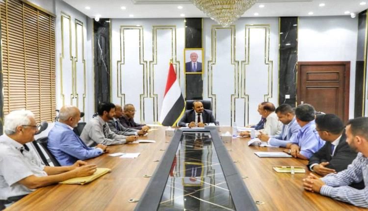 محافظ حضرموت يبحث سبل توسعة وتطوير ميناء المكلا وتعزيز البنية القانونية