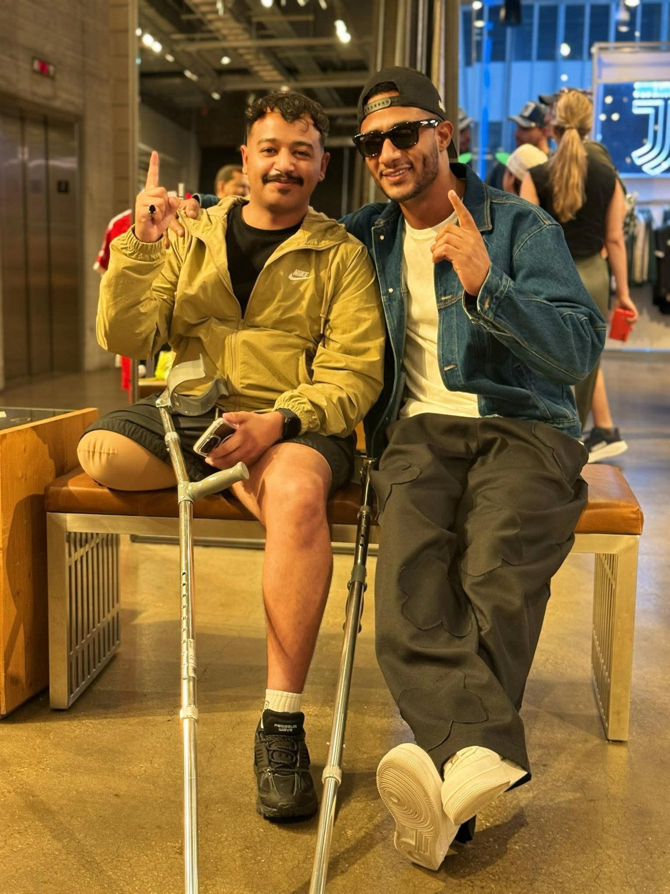 من ذوي الهمم.. محمد رمضان يهدي شاب سعودي دعوة لحضور حفلته بنيويورك - الخليج الان