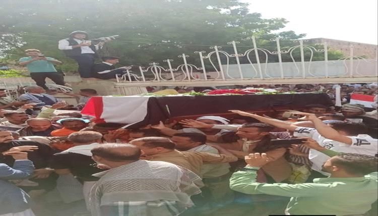 اتفرج بالصور والفيديو .. تعز تودع شهيدة الغدر إفتهان المشهري في موكب شعبي مهيب