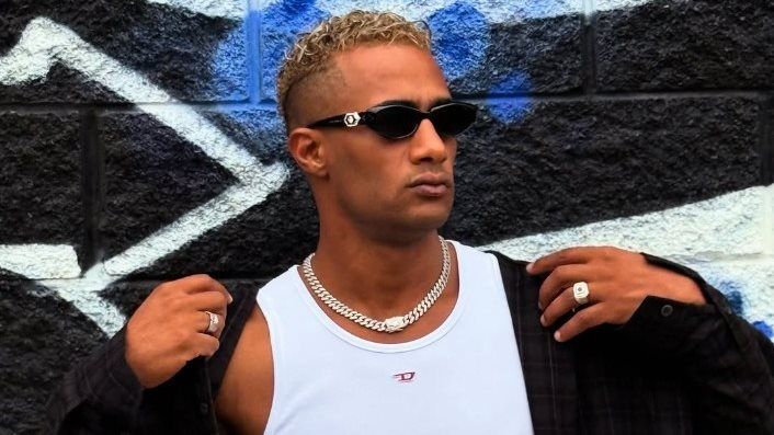 من ذوي الهمم.. محمد رمضان يهدي شاب سعودي دعوة لحضور حفلته بنيويورك - الخليج الان