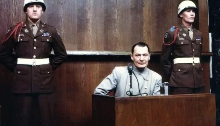 قبل إعدامه بساعتين... انتحر أهم مساعدي هتلر بهذه الطريقة