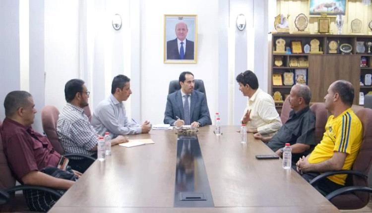 الشباب والرياضة تناقش سبل استكمال ملاعب تعز والضالع ولحج وأبين