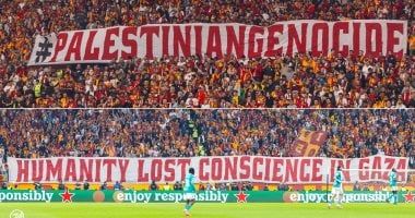 مشجعو جالاتا سراي يعبرون عن دعمهم للفلسطينيين بلافتة كبيرة خلال لقاء ليفربول