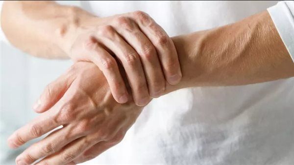 طبيب يحذر من مرض نادر يسبب فرط مرونة المفاصل.. تعرف على التفاصيل