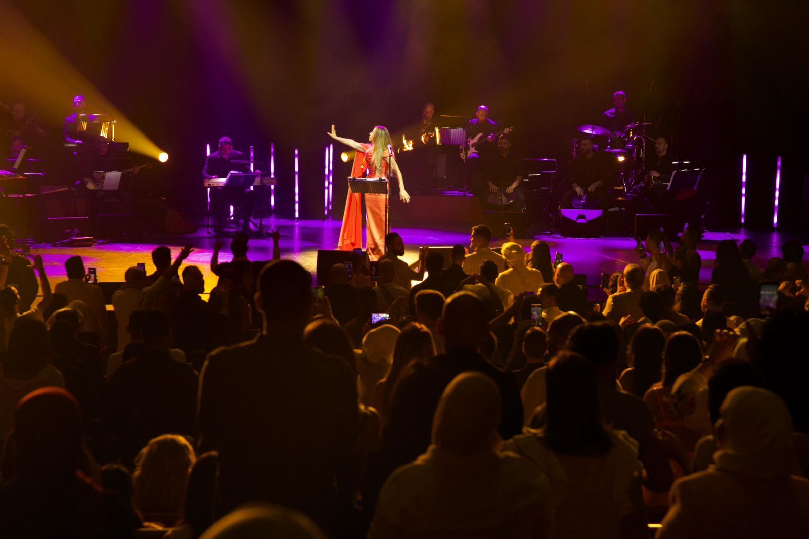 كامل العدد.. نجوى كرم تتألق في حفل غنائي ضخم بـ أوبرا دبي - الخليج الان