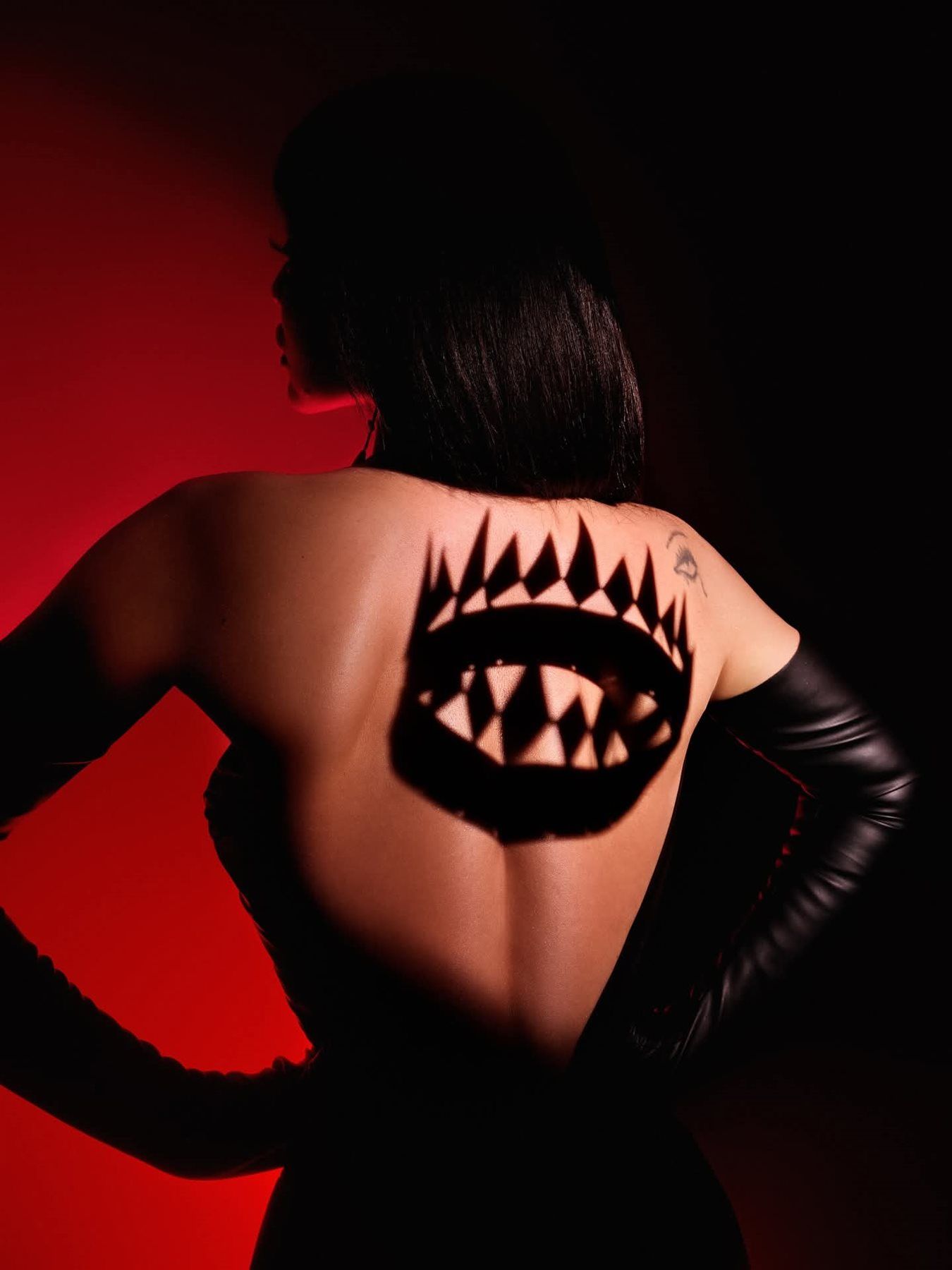 هيفاء وهبي تفاجئ جمهورها بطرح 5 أغاني من ألبومها الجديد ميجا هيفا - الخليج الان