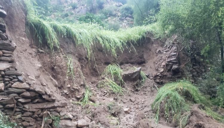 اراض وطرقات ومنازل تضررت واخرى مهددة بالإنجراف