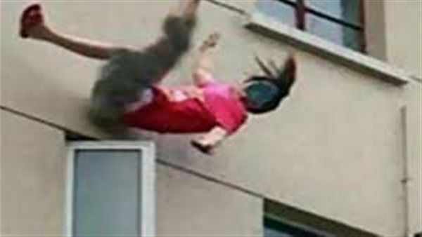 كانوا بيتخانقوا وزقها.. حبس الزوج المتسبب في سقوط زوجته من شرفة المنزل بالسويس| بث مباشر