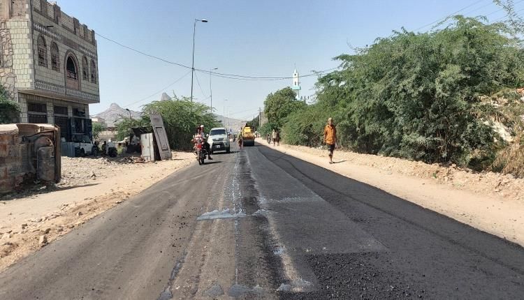 استمرار أعمال سفلتة سوق مودية ضمن المرحلة الثانية من تأهيل خط أبين الدولي