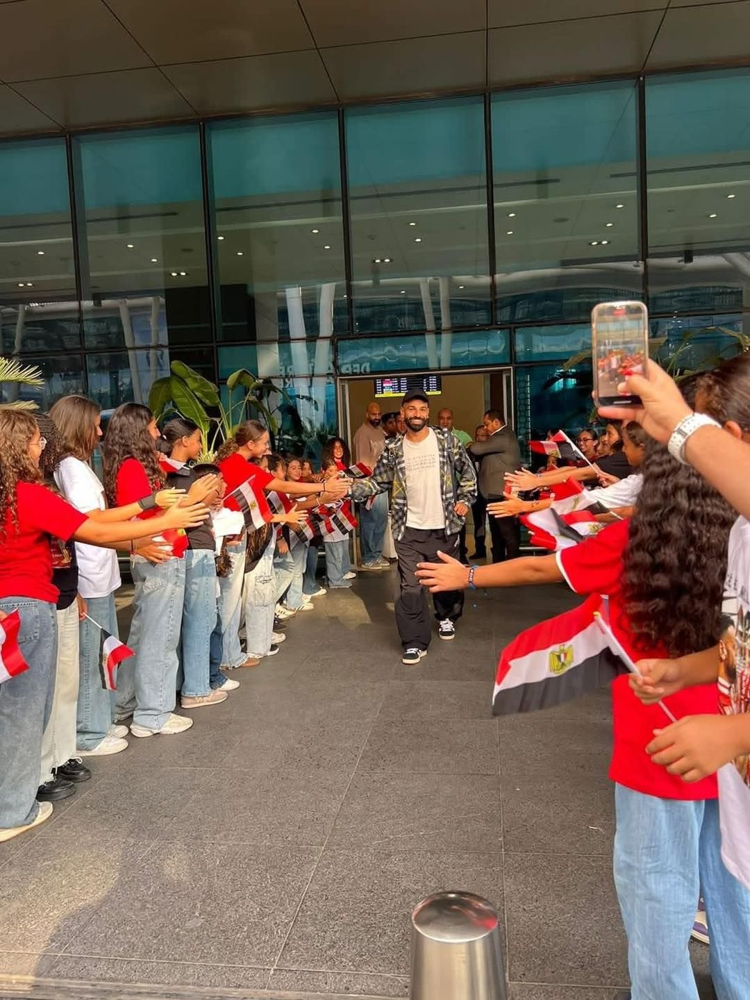 وصول محمد صلاح إلى القاهرة استعدادًا لمعسكر الفراعنة لتصفيات كأس العالم - الخليج الان