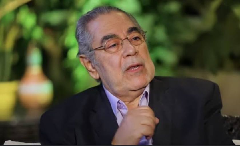 بعد تكريمه في نقابة المهن التمثيلية.. صبري عبد المنعم باكيا: حسيت أمي وأبويا بيطبطوا عليا - الخليج الان