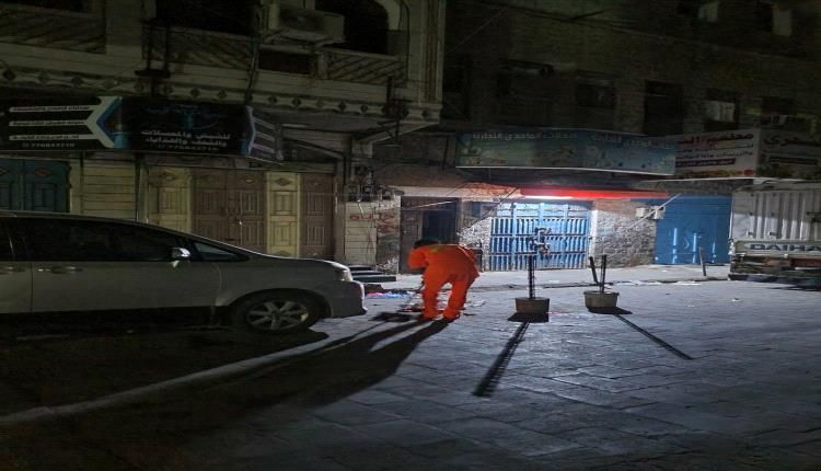 اتفرج...عامل نظافة يعمل لأجل عدن في منتصف الليل !