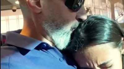 بالدموع.. ياسر جلال يودع ابنته قدرية قبل سفرها إلى ألمانيا لاستكمال دراستها - الخليج الان