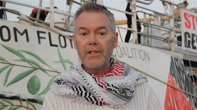 انفراد|«أجبروني على خلع ملابسي».. الناشط الأسترالي روبرت مارتن يروي لـ «تليجراف الخليج» رحلة إبحاره نحو غزة وتفاصيل احتجازه من قبل الجيش الإسرائيلي - الخليج الان