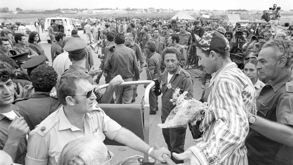 مشيرة اسماعيل: عشت أجواء الحرب وسط الجيش على الجبهة - الخليج الان