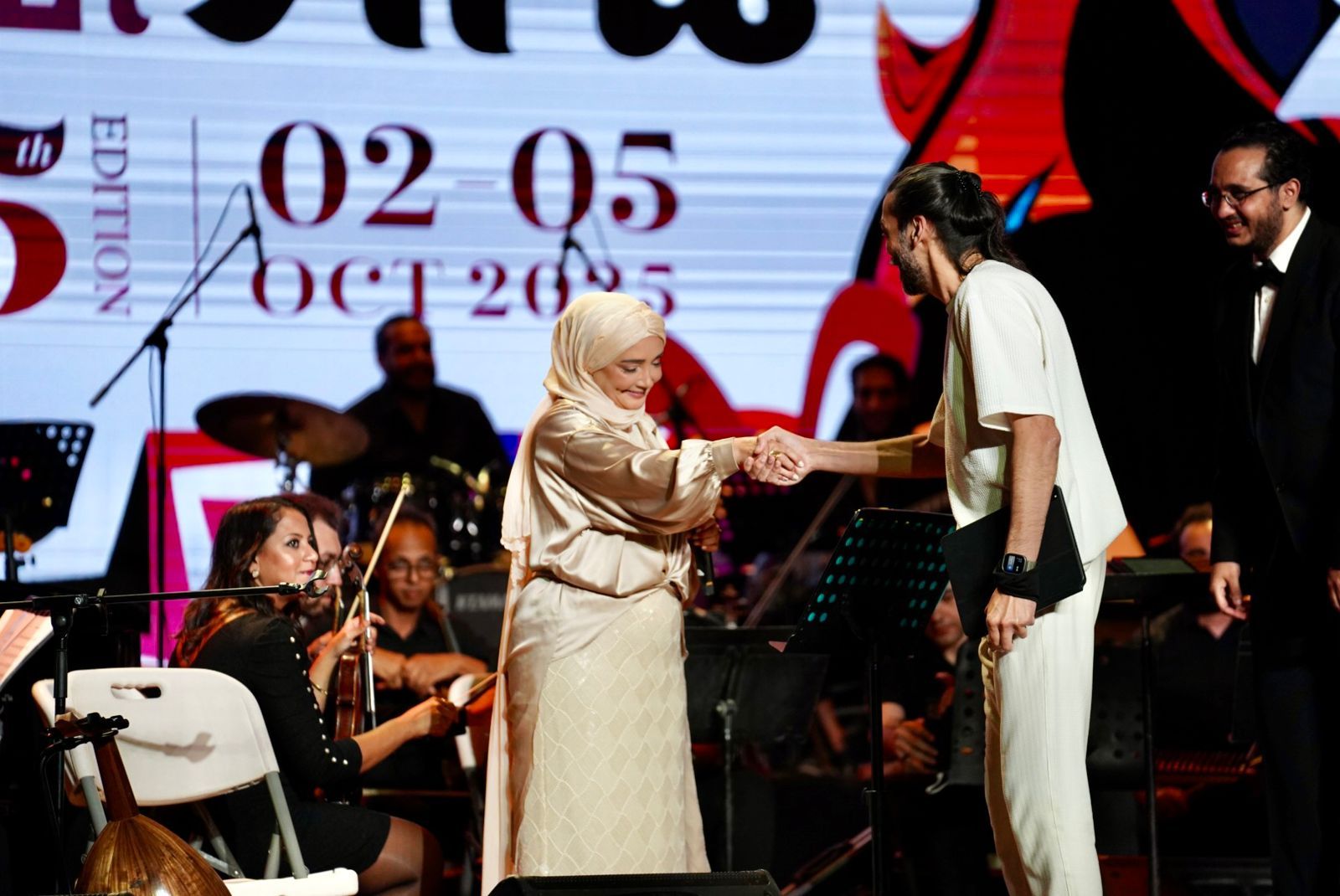 بحفل كامل العدد.. عايدة الأيوبي تشعل حفل ختام هي الفنون بالجامعة الأمريكية - الخليج الان