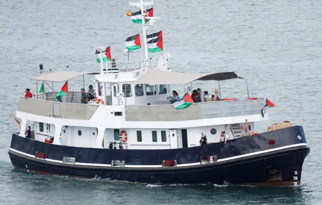 انفراد|«أجبروني على خلع ملابسي».. الناشط الأسترالي روبرت مارتن يروي لـ «تليجراف الخليج» رحلة إبحاره نحو غزة وتفاصيل احتجازه من قبل الجيش الإسرائيلي - الخليج الان