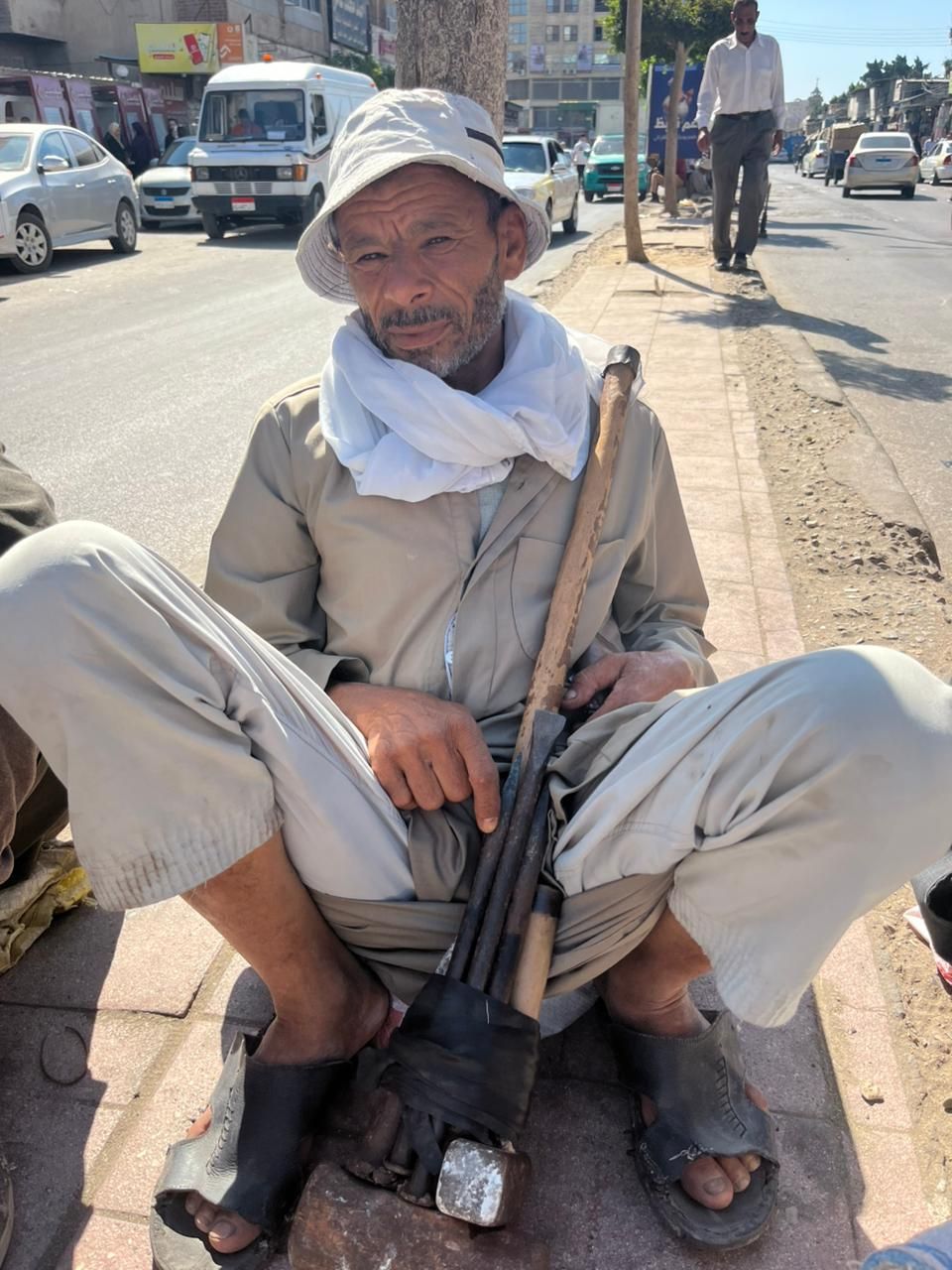 الأيد الشقيانة في الحر.. عم جلال ينتظر رزقه على الرصيف في محافظة كفرالشيخ - الخليج الان
