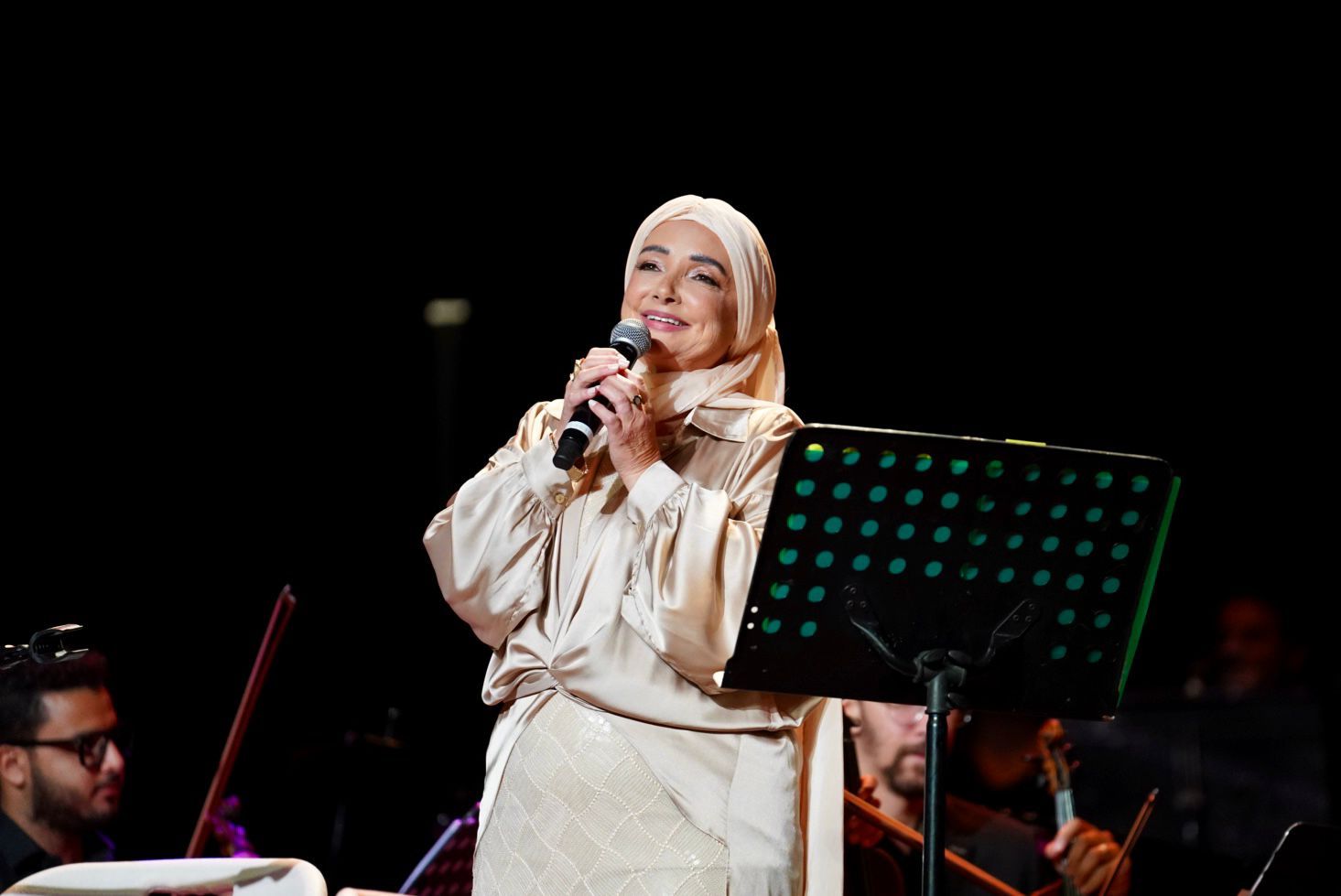 بحفل كامل العدد.. عايدة الأيوبي تشعل حفل ختام هي الفنون بالجامعة الأمريكية - الخليج الان