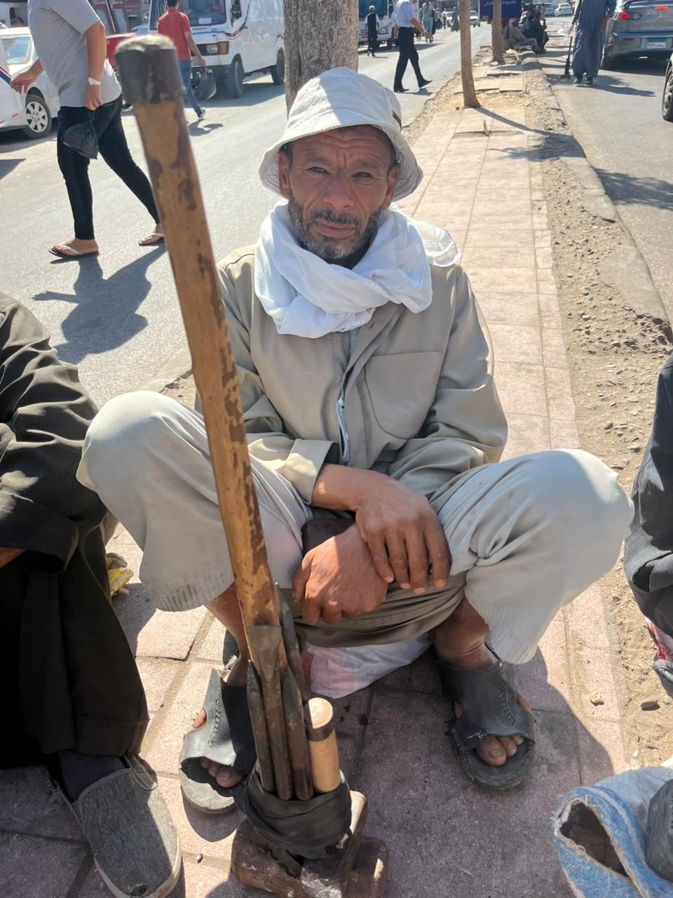 الأيد الشقيانة في الحر.. عم جلال ينتظر رزقه على الرصيف في محافظة كفرالشيخ - الخليج الان