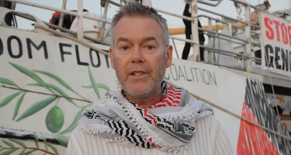 انفراد|«أجبروني على خلع ملابسي».. الناشط الأسترالي روبرت مارتن يروي لـ «تليجراف الخليج» رحلة إبحاره نحو غزة وتفاصيل احتجازه من قبل الجيش الإسرائيلي - الخليج الان