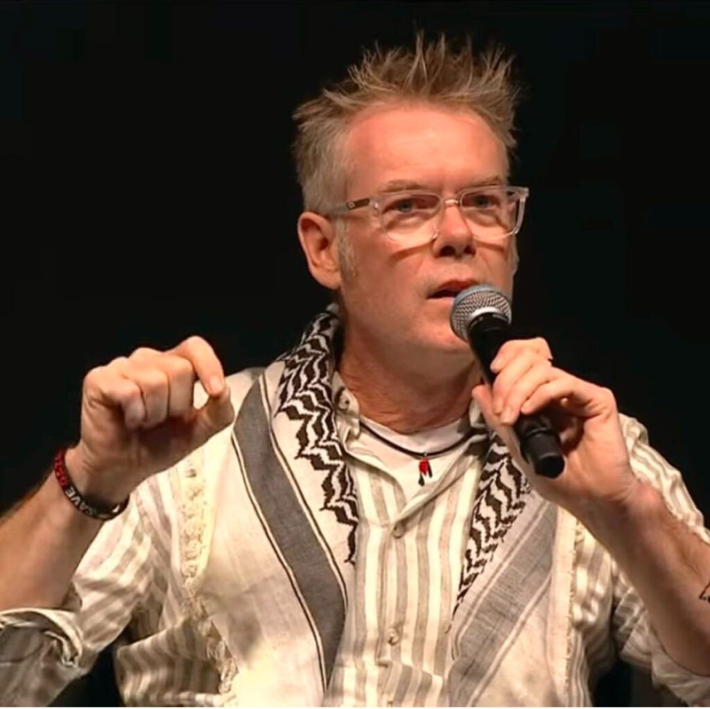 انفراد|«أجبروني على خلع ملابسي».. الناشط الأسترالي روبرت مارتن يروي لـ «تليجراف الخليج» رحلة إبحاره نحو غزة وتفاصيل احتجازه من قبل الجيش الإسرائيلي - الخليج الان